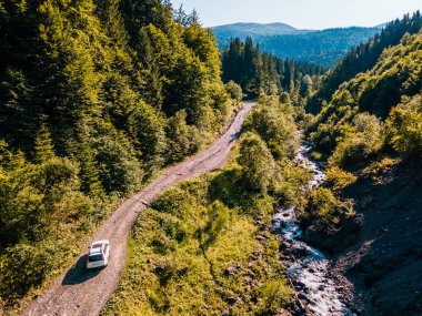 SUV arabası off-road 'da. Karpat Dağları 'ndaki Kanyon. Boşluğu kopyala