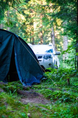 Yaz mevsiminde çadır ve arazi aracı.