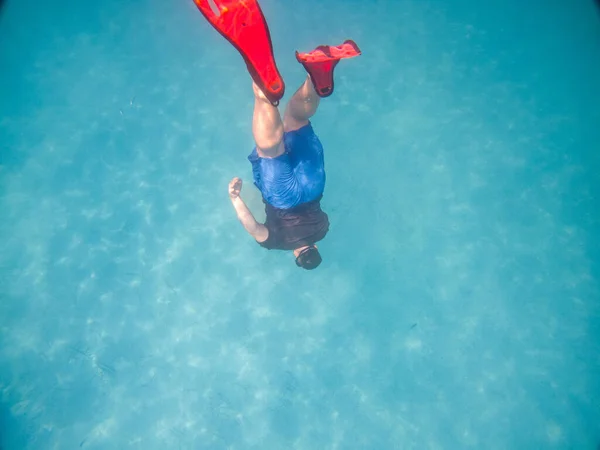 男はスキューバマスクで水中で写真を撮る夏休み — ストック写真