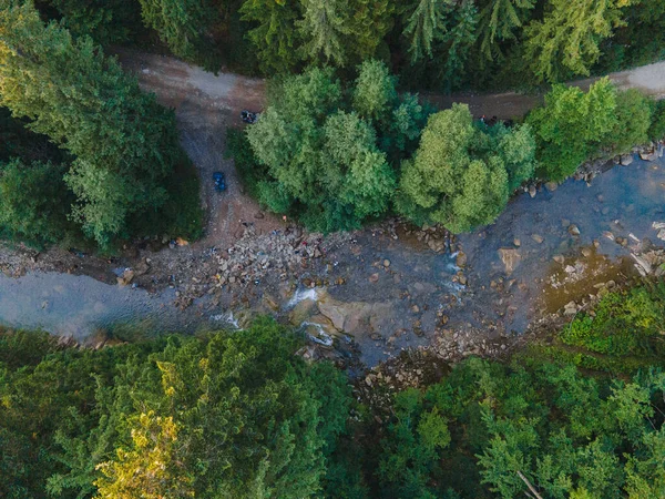 Karpat Dağları 'ndaki nehrin yukarıdan görünüşü Boşluğu kopyala