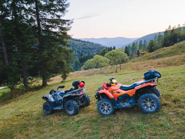 Ukrayna Karpatlar 'ın tepesindeki ATV' ye binen insanlar