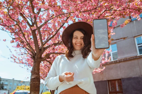 Smiling Beautiful Woman Holding Phone White Screen Copy Space Blooming — Fotografia de Stock
