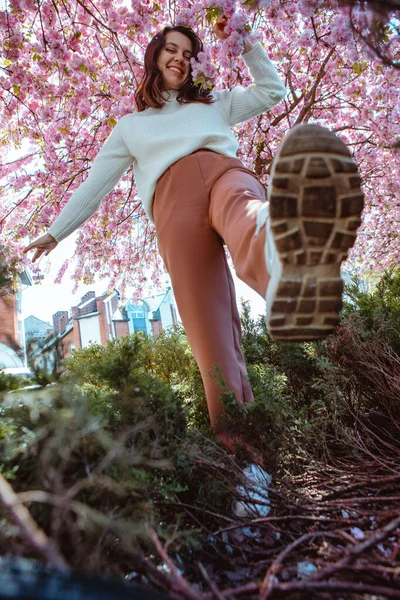 Güzel beyaz kadın portresi çiçek açan kiraz ağaçları boşluğu kopyalıyor.