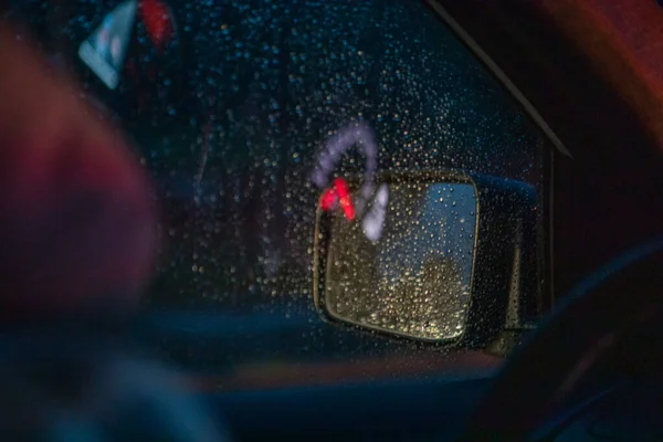 Notte Auto Guida Pioggia Gocce Sul Lato Del Finestrino Specchio — Foto Stock