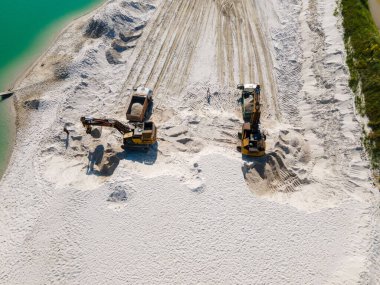 Kum ocağı güneşli yaz gününde kazıcıya ağır sanayi manzarası