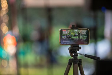 Lviv, Ukrayna - 16 Temmuz 2021: Yerel konser fotokopi alanının telefonundan canlı yayın