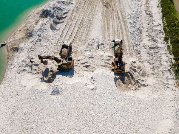 Kum ocağı güneşli yaz gününde kazıcıya ağır sanayi manzarası