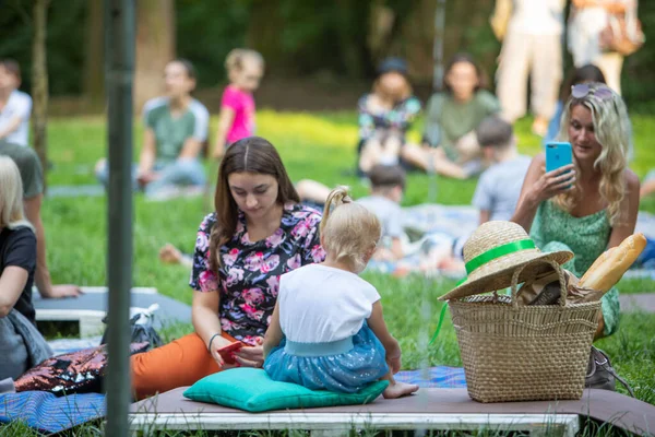 Lviv, Ukrayna - 16 Temmuz 2021: aileleri olan insanlar yaz mevsiminde şehir parkında dinleniyorlar