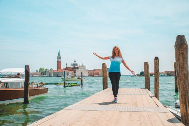 Turist kadın San Giorgio Maggiore Venedik 'e bakıyor.