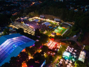 Lviv, Ukrayna - 26 Haziran 2021: Yaz gecesi Lviv Caz Festivali 'nin üst manzarası