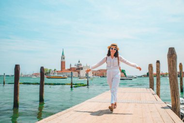 Turist kadın San Giorgio Maggiore Venedik 'e bakıyor.