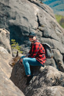 Dovbush Kayalıkları 'nda sırt çantalı bir yürüyüşçü.