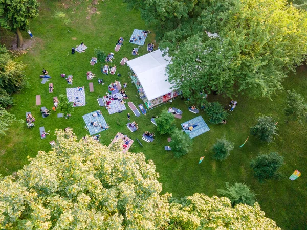 Menschen Legen Sich Stadtpark Vor Konzert Hin — Stockfoto