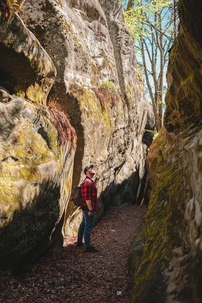 Homem Caminhante Com Mochila Andando Por Trilha Canyon Dovbush Rochas — Fotografia de Stock