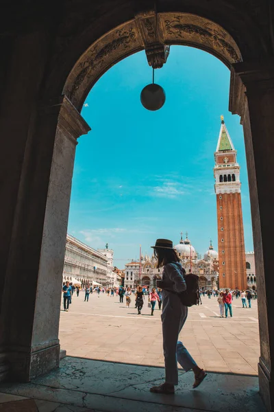 Kobieta Przed Dzwonem Wieża San Znaki Wenecji Czas Lato Włochy — Zdjęcie stockowe