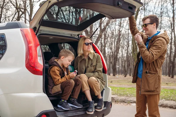 Молода Сімейна Упаковка Подорожей Автомобілем Покласти Мішки Багажник Дорожня Поїздка — стокове фото