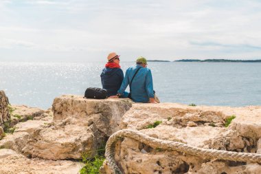 Pula, Hırvatistan - 21 Mayıs 2019: Deniz körfezi yaz tatilinin tadını çıkaran yaşlı çift