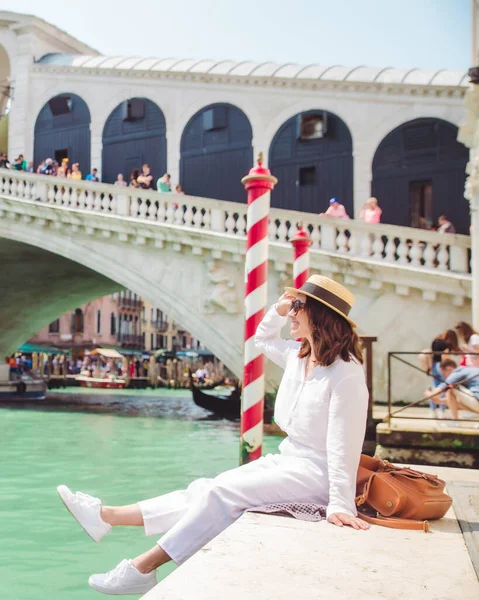 Mulher Sentada Perto Ponte Rialto Veneza Itália Olhando Para Grande — Fotografia de Stock