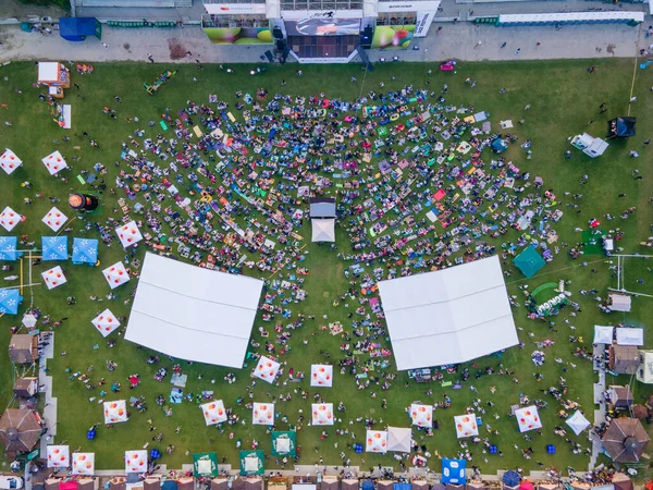 Lviv, Ukrayna - 26 Haziran 2021: Lviv Caz Festivali yaz mevsiminin en üst manzarası