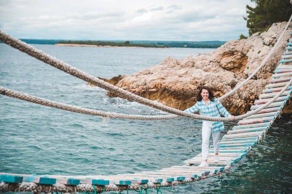 Mulher Cruzando Suspensão Ponte Mar Fundo Horário Verão — Fotografia de Stock
