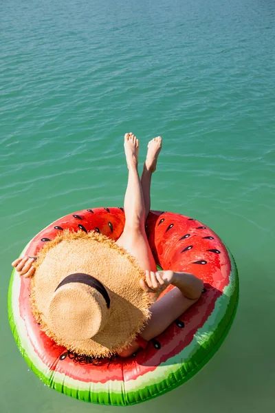 青い湖の水の夏の晴れた日にインフレータブルリングに浮かぶ美しい女性 — ストック写真