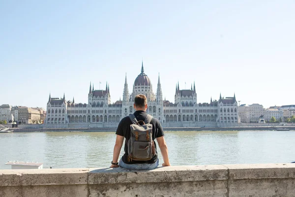 Budapeşte parlamento binası önündeki gezgin adam kopyalama alanı
