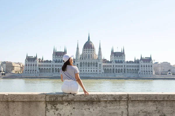 Macaristan 'da Budapeşte parlamentosu önünde gülümseyen kadın portresi