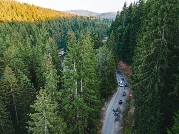 Ukrayna Karpatlar 'ın tepesindeki ATV' ye binen insanlar