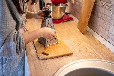 Havucu rendele. Mutfağı kapat.