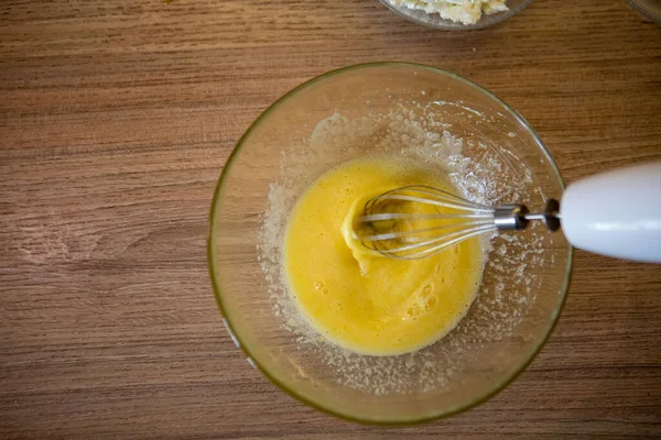 Yumurtaları kasede karıştırmak. Yemek pişirme konseptini kapat.