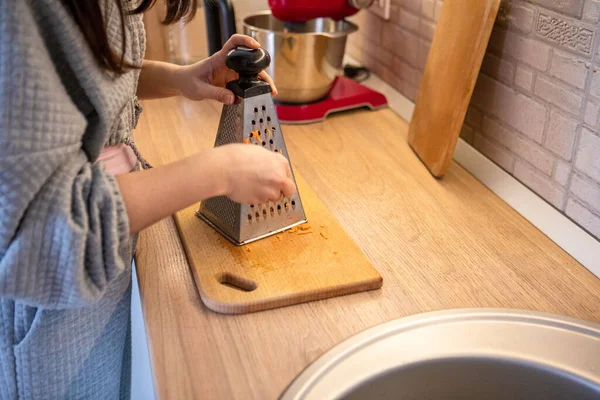 Havucu rendele. Mutfağı kapat.