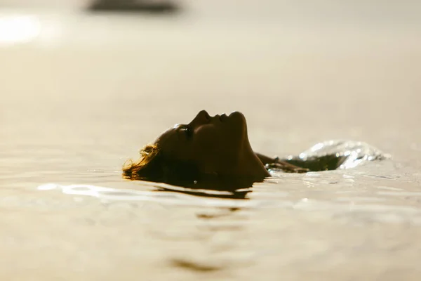 Γυναίκα Θαλασσινό Νερό Στο Ηλιοβασίλεμα Καλοκαιρινές Διακοπές — Φωτογραφία Αρχείου