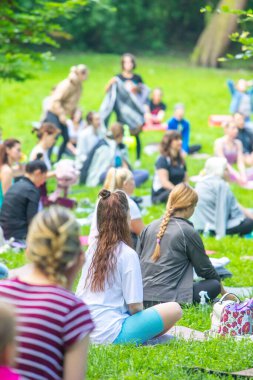 Lviv, Ukrayna - 2 Temmuz 2021: Şehir parkındaki birçok insan yoga yapıyor.