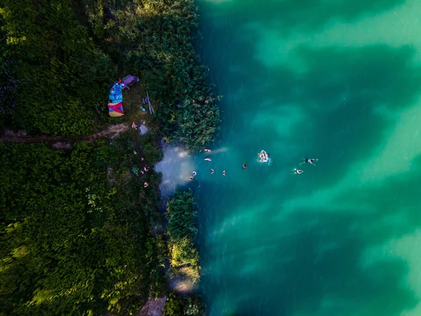 Widok Nieszczelną Plażę Błękitna Woda Ludzie Dobrze Się Bawią Opalając — Zdjęcie stockowe