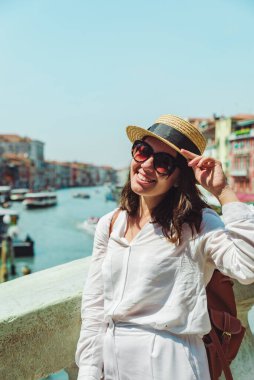 Güneşli yaz gününde arka plandaki Grand Canal Venice İtalya 'da kadın portresi