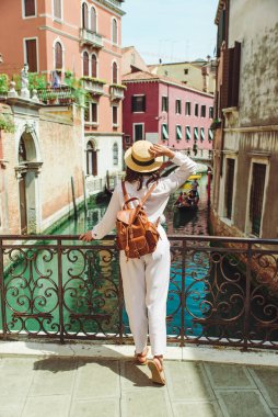 genç güzel kadın gezgin suda Venedik köprüsü çapraz kanal gondol ayakta