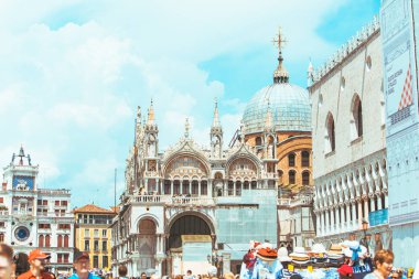 Venedik, İtalya - 25 Mayıs 2019: San Marco Meydanı yaz tatili ile yürüyen kalabalık turistlerin görünümü