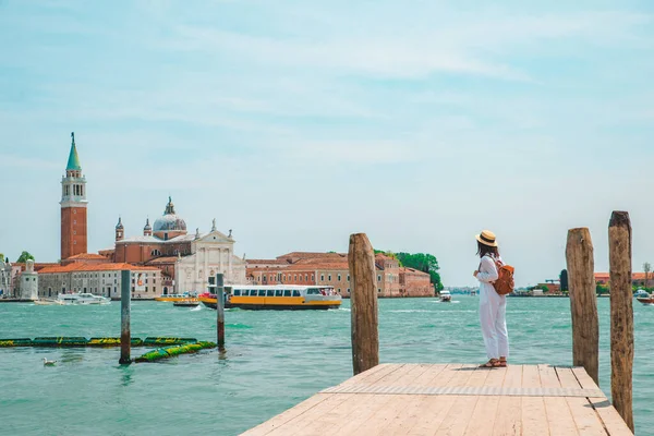 Turist kadın San Giorgio Maggiore Venedik 'e bakıyor.
