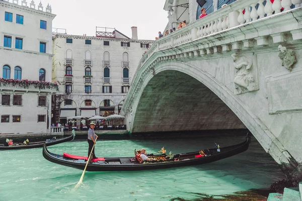 Venice Italy May 2019 Gondolas Rialto Bridge Summer Time — Stock Photo, Image