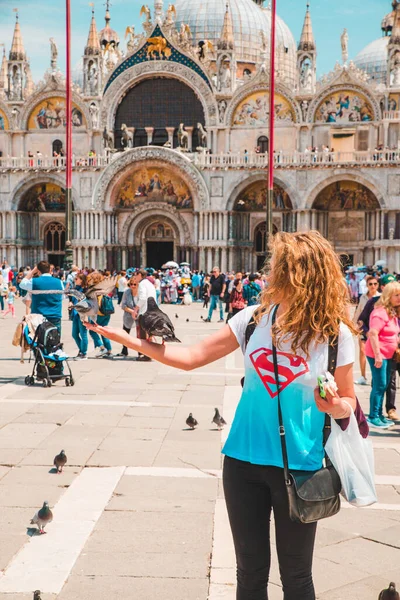 Italien Venedig Mai 2019 Touristin Auf Dem Petersplatz Mit Tauben — Stockfoto