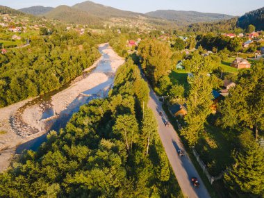 Ukrayna Karpatlar 'ın tepesindeki ATV' ye binen insanlar