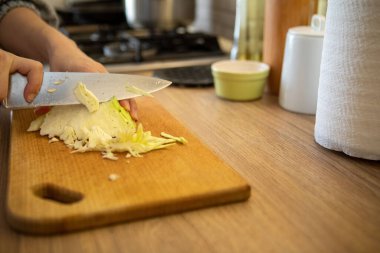 Kesik tahtada lahana doğramak.