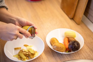 Patatesleri soyuyordum. Evcil mutfağı mırıldanıyordum.