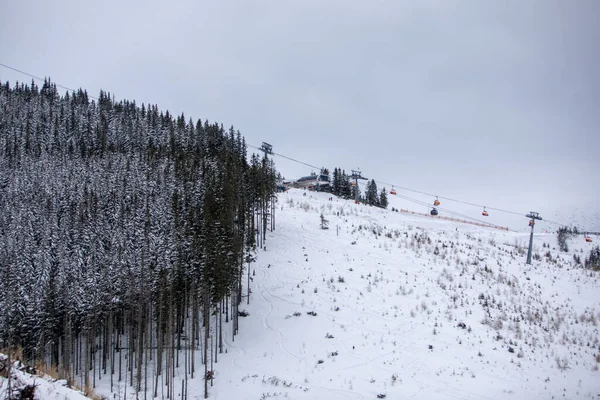 贾斯纳滑雪度假村的椅子抬起斯洛伐克的塔夫拉山脉 — 图库照片
