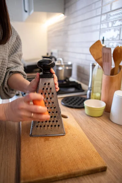 Rallar Zanahoria Cerca Cocina Doméstica — Foto de Stock