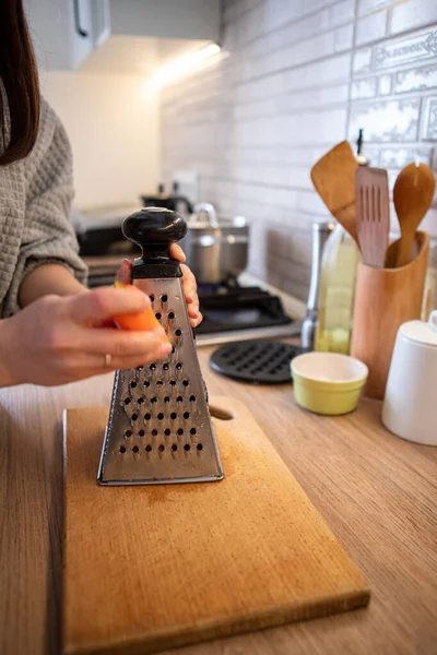 Rallar Zanahoria Cerca Cocina Doméstica — Foto de Stock