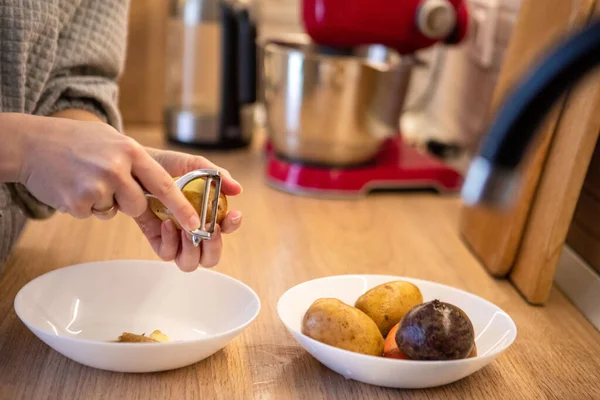 Patatesleri soyuyordum. Evcil mutfağı mırıldanıyordum.