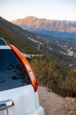 Kenar yol konseptinde SUV vagonu kopyalama alanı Lefkada adası Yunanistan