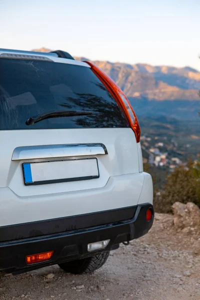 Kenar yol konseptinde SUV vagonu kopyalama alanı Lefkada adası Yunanistan