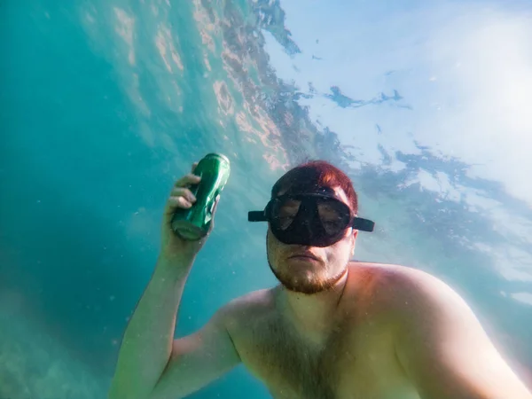 Mann Holt Bierflaschen Von Unten Meeresverschmutzung Atem Anhalten — Stockfoto